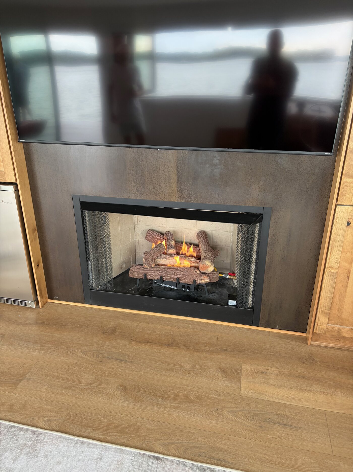 Living room with fireplace and TV aboard the Dockboat